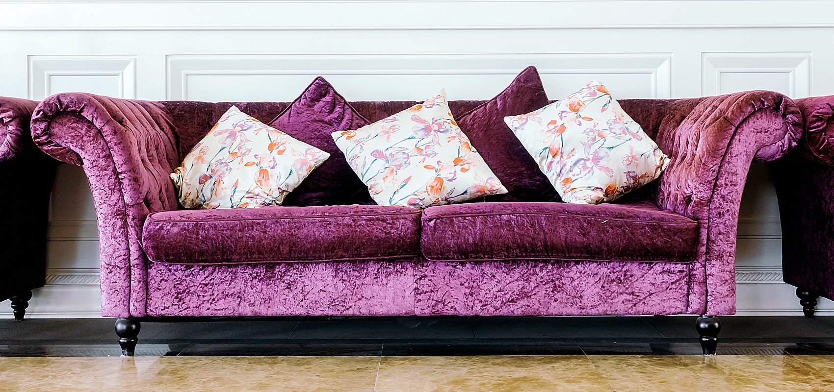 A velvet purple sofa may transform a space with its luxurious elegance. Velvet and a rich purple give this striking statement item refinement. 